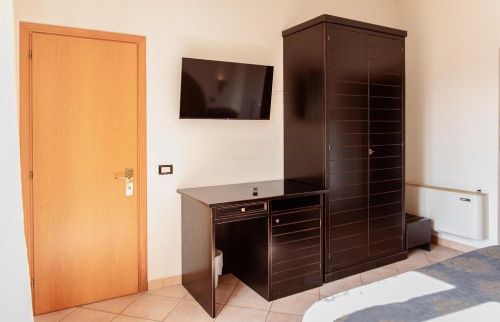 Hotel Rossi Манчиано Экстерьер фото